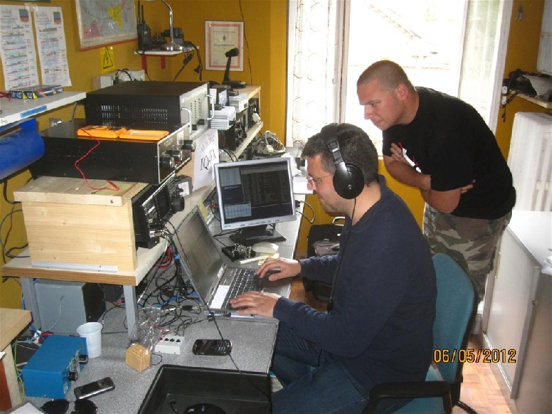Radioamatori ARI FERRARA durante una gara internazionale Large
