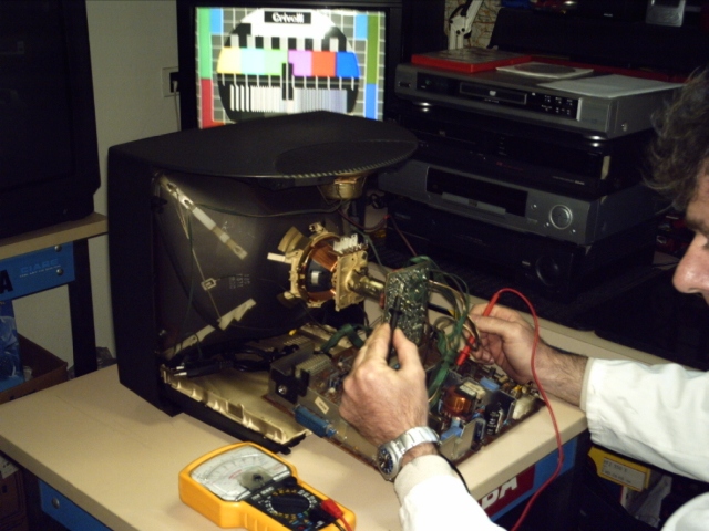 riparare tv monitor